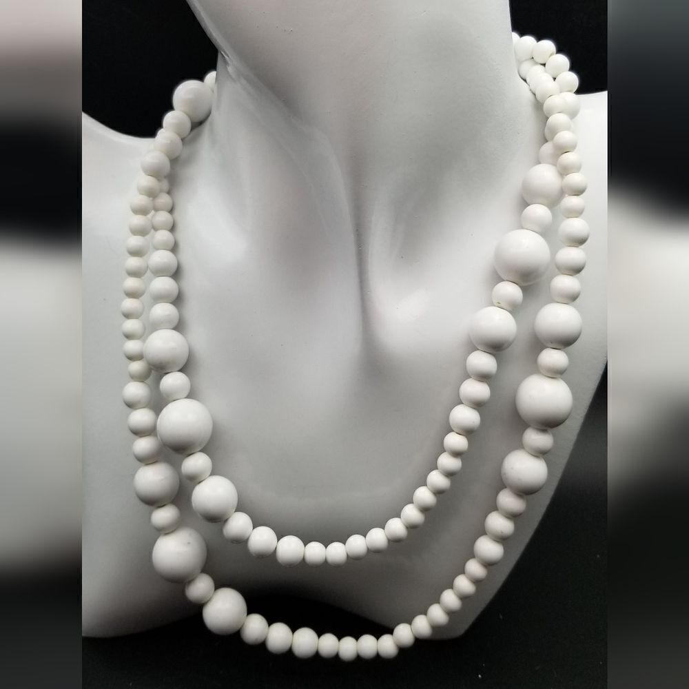 Bubble milk white estate beaded necklace. N138